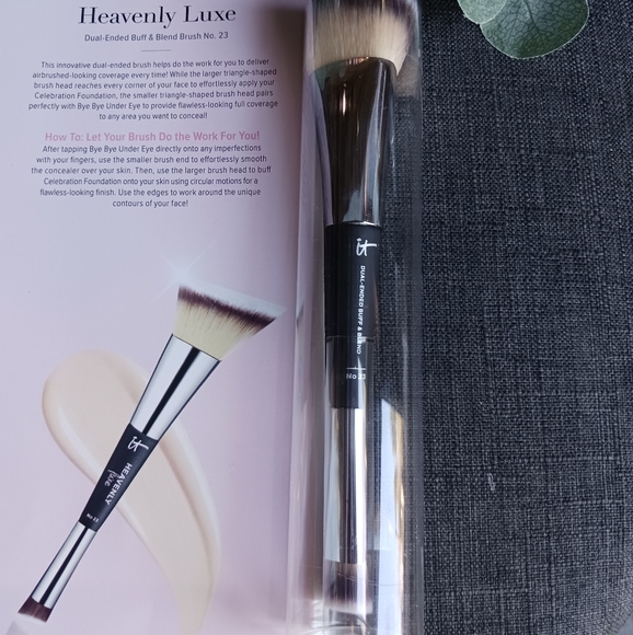 IT Cosmetics Heavenly Luxe Dual-Ended Buff & Blend No 23 Foundation Brush - Picture 3 of 4